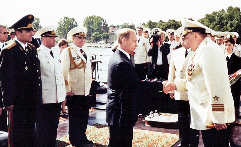 ___Президент РФ В.В.Путин вручает орден Почета ЗамКомБФ в-а Апановичу-1000.jpg